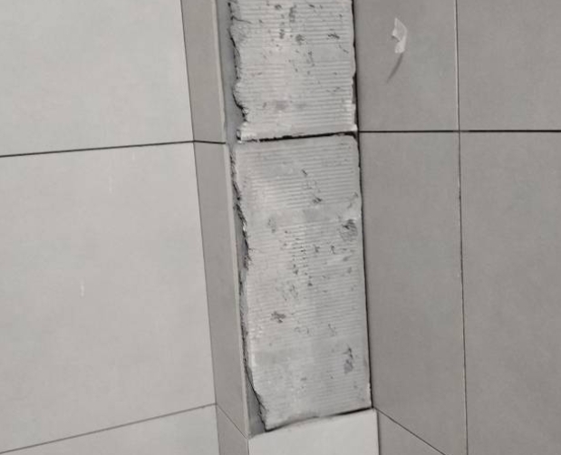 金台瓷砖空鼓维修公司分享下瓷砖施工前基层浇水润湿程度不足，可能导致以下问题