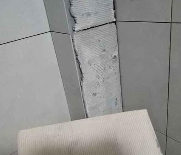 金台瓷砖空鼓维修公司分享下厨房瓷砖脱落的补救措施。